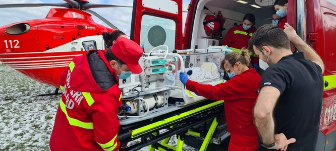 Nou-născut cu afecţiuni cardiace, transportat cu un elicopter SMURD la Târgu Mureş - FOTO
