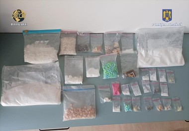 Persoană bănuită că vindea droguri în cluburile din Bucureşti şi tinerilor din oraş, reţinută de DIICOT / Parte din droguri, găsite în congelatorul frigiderului

