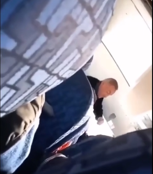 Bacău: Şofer de microbuz, reţinut după ce a bătut o femeie care nu a vrut să se aşeze pe scaun. Incidentul, filmat de alţi pasageri - VIDEO
