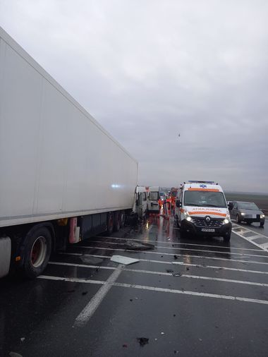 Vrancea: Doi bărbaţi au murit şi un altul a fost grav rănit după ce o autoutilitară a intrat într-un TIR care staţiona, pe DN 2 - FOTO, VIDEO