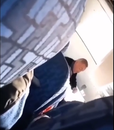 Bacău: Şoferul de microbuz care a lovit cu pumnii o femeie pe motiv că aceasta voia să călătorească în picioare, lăsat în libertate şi pus sub control judiciar