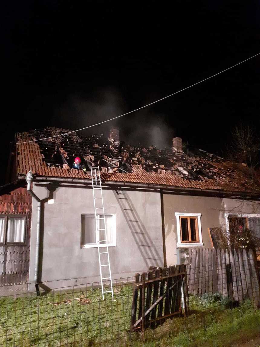 Suceava: Incendiu la o casă din Câmpulung Moldovenesc/ Pompierii au găsit trupul neînsufleţit al unui bărbat