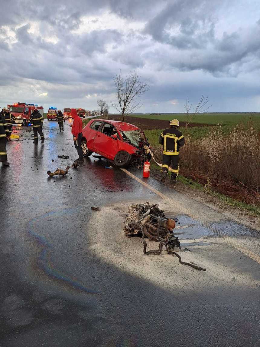 Arad: Şofer mort, după ce maşina în care se afla s-a izbit de un TIR / Bărbatul a fost proiectat în afara autoturismului, la fel şi motorul maşinii sale