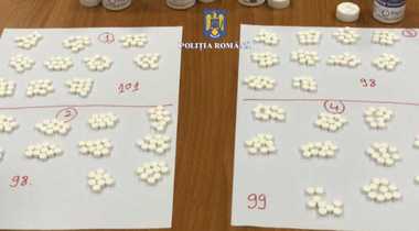 Angajat al Penitenciarului Giurgiu, cercetat pentru trafic ilicit de substanţe dopante cu grad mare de risc / A fost prins la intrarea în serviciu cu aproape 400 de comprimate de dianabol