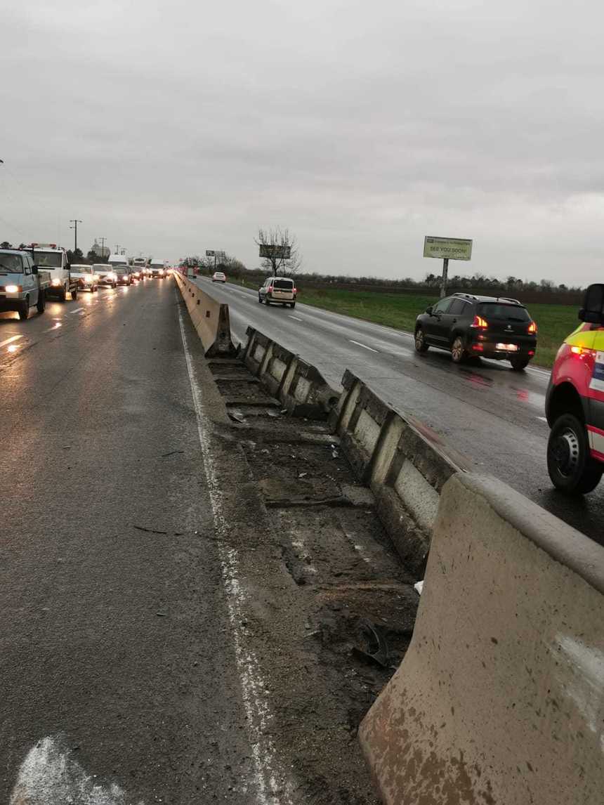 UPDATE - Accident rutier pe DN 1, în apropiere de Ploieşti. Două autovehicule s-au ciocnit, demolând separatoarele de pe mijlocul şoselei/ Unul dintre şoferi era beat - FOTO