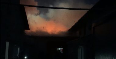 Braşov: Intervenţie de aproape trei ore a pompierilor pentru stingerea unui incendiu produs la o hală de procesare a peştelui - VIDEO