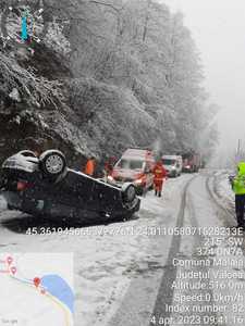 Vâlcea: Maşină răsturnată pe plafon, după ce a derapat pe zăpadă, pe DN 7A - FOTO, VIDEO