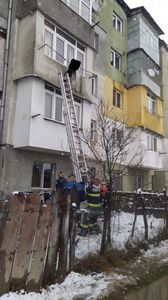Sibiu: Femeie salvată de pompieri după ce a încercat să fugă din apartamentul său, de la etajul 3, în urma unui conflict cu soţul său/ Ea a ieşit prin balcon, dar s-a blocat în sârmele de rufe de la etajul inferior