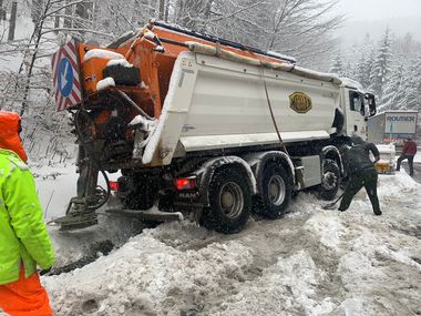 Centrul Infotrafic – Ninge în mai multe zone din ţară / Carosabil umed pe autostrăzi / Restricţii de trafic pe mai multe tronsoane de drum naţional

