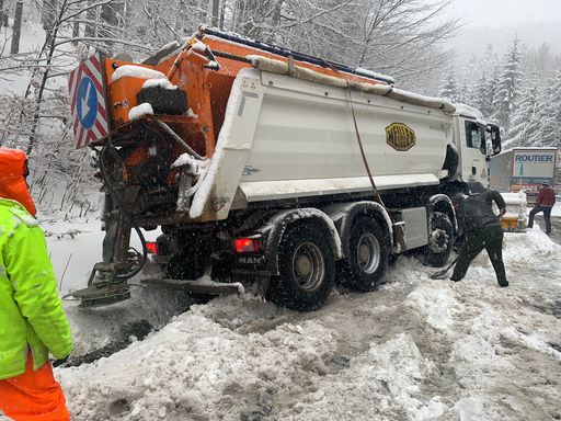 Centrul Infotrafic – Ninge în mai multe zone din ţară / Carosabil umed pe autostrăzi / Restricţii de trafic pe mai multe tronsoane de drum naţional

