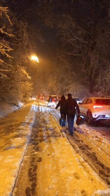 Ninsoarea puternică a afectat activitatea la Aeroportul din Iaşi. Mai multe zboruri au întârzieri de până la două ore - FOTO
