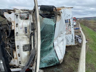Mureş: Camionetă care transporta butelii cu oxigen, răsturnată pe DN 15, între Luduş şi Cheţani - FOTO