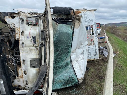 Mureş: Camionetă care transporta butelii cu oxigen, răsturnată pe DN 15, între Luduş şi Cheţani - FOTO