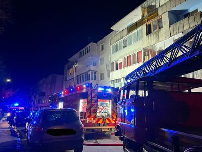 UPDATE - Incendiu violent într-un bloc din Târnăveni, şapte adulţi şi doi copii fiind evaluaţi de către medici / 27 de persoane, evacuate