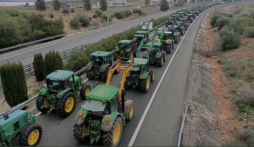 Protest al fermierilor, nemulţumiţi de ”soluţia găsită de Comisia Europeană la dezechilibrele grave cu care se confruntă sectorul agro-alimentar” / Vehicule şi utilaje agricole se vor deplasa cu viteză redusă, în coloană, în mai multe zone ale ţării