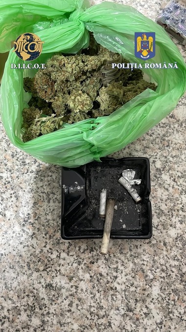 Grupare care vindea droguri în apropierea unei unităţi de învăţământ din Sectorul 5, destructurată / Patru bărbaţi au fost reţinuţi, trei fiind plasaţi sub control judiciar

