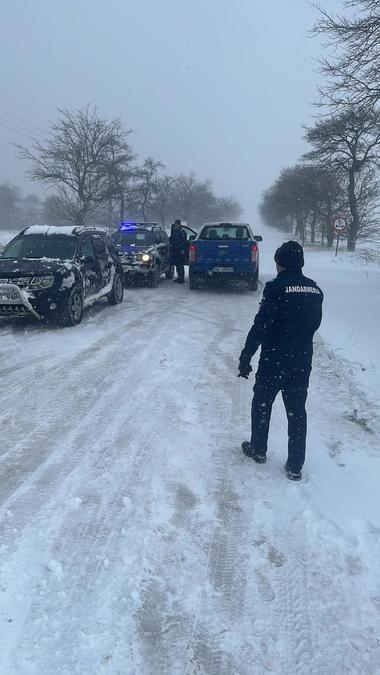 Drumuri în continuare închise sau cu circulaţie restricţionată din cauza zăpezii  - Situaţia traficului la ora 19.00
