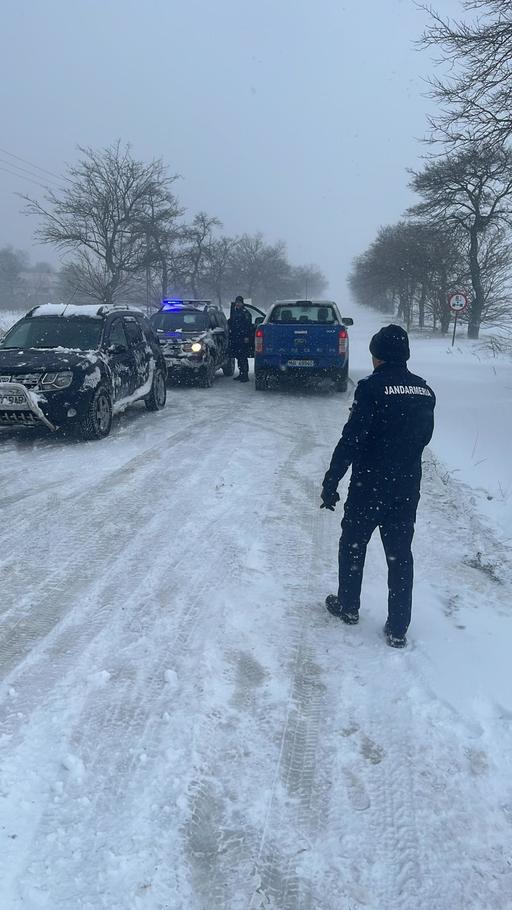 Drumuri în continuare închise sau cu circulaţie restricţionată din cauza zăpezii  - Situaţia traficului la ora 19.00
