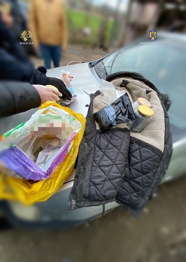 UPDATE - Argeş: Reţea de traficanţi de droguri, destructurată de către procurorii DIICOT. Printre suspecţi se numără şi adolescenţi. Stupefiantele, vândute în zona liceelor din judeţ / Opt persoane, arestate - FOTO
