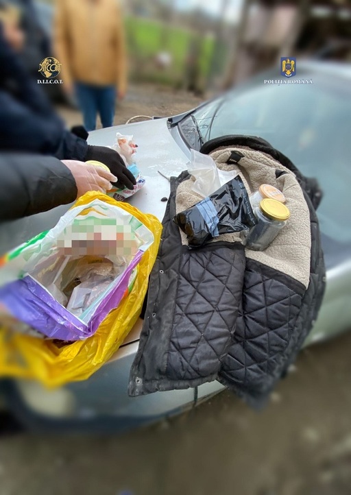 UPDATE - Argeş: Reţea de traficanţi de droguri, destructurată de către procurorii DIICOT. Printre suspecţi se numără şi adolescenţi. Stupefiantele, vândute în zona liceelor din judeţ / Opt persoane, arestate - FOTO
