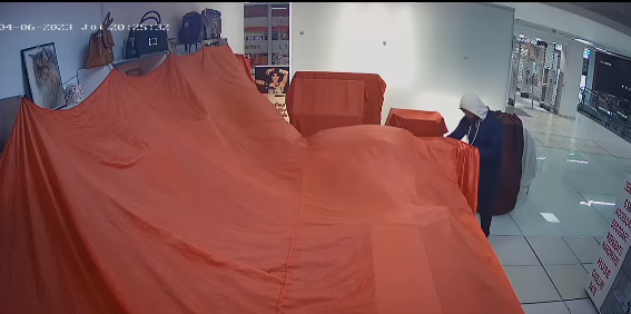 Ploieşti: Bărbat filmat în timp ce fură dintr-un magazin o cutie cu donaţii destinate copiilor săraci - VIDEO