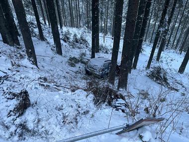 Cluj: Microbuz de transport persoane, implicat în accident rutier  - Vehiculul a intrat pe contrasens unde a lovit o maşină care a ajuns într-o râpă / Două persoane, rănite

