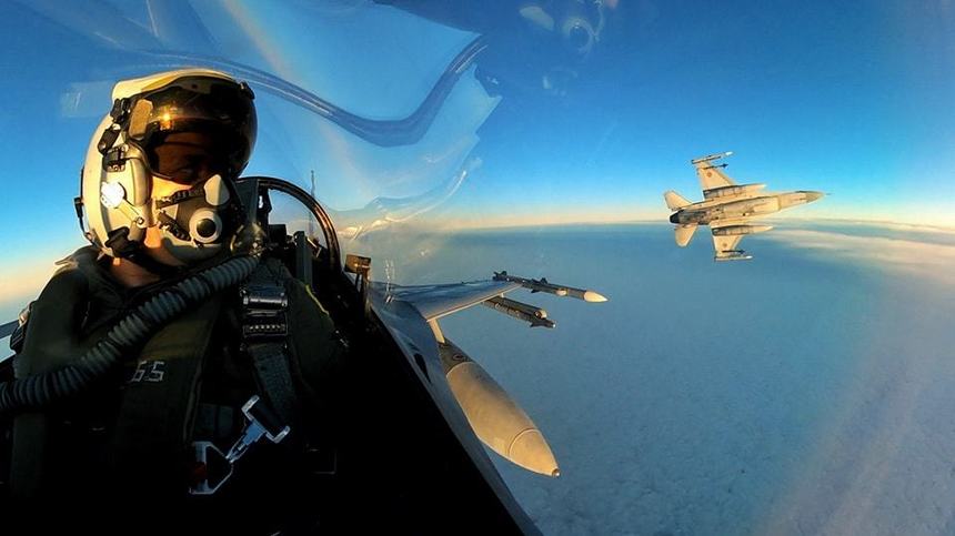 Prima misiune de interceptare a avioanelor de vânătoare F-16 româneşti: Două avioane ruseşti  detectate deasupra apelor internaţionale din zona de responsabilitate a NATO
