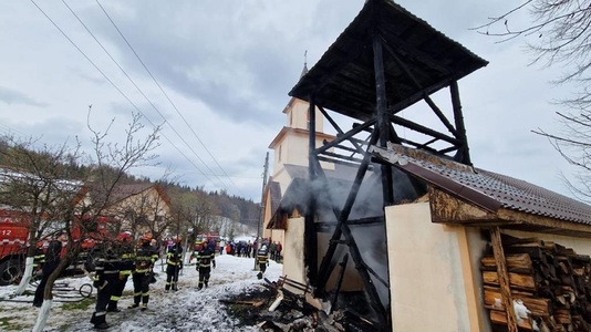 Bacău: Incendiu la capela şi clopotniţa Bisericii Catolice din localitatea Căiuţi. Focul a fost provocat de un scurtcircuit electric - FOTO
