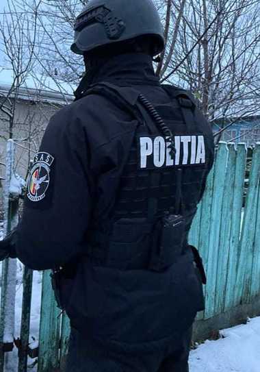 Botoşani: Două persoane au fost reţinute de poliţişti, fiind acuzate că în vara anului trecut au agresat şi au violat un bărbat de 52 de ani / Faptele s-ar fi petrecut la o stână
