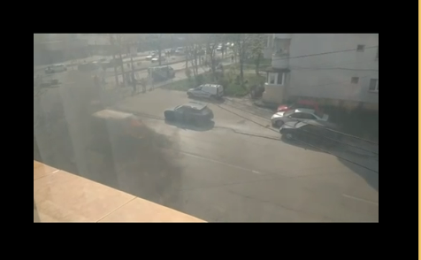 O autoutilitară a luat foc pe o stradă din municipiul Buzău - FOTO, VIDEO