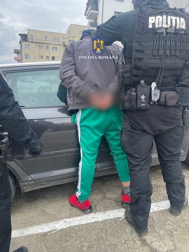 Cluj: Bărbat condamnat la închisoare, suspectat că a dat o spargere la o firmă, unde a intrat mascat. El avea interdicţie de a comunica cu unul dintre complicii care au luat parte la furt
