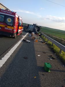 Accident pe autostradă, în judeţul Arad, trei persoane fiind rănite