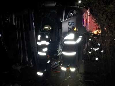 UPDATE - Vâlcea: Grav accident de circulaţie pe DN 7 / Şoferul unui camion care s-a răsturnat a murit strivit / Trafic deviat