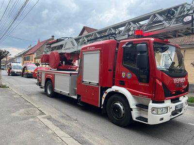 Sibiu: Trei copii, transportaţi la spital în urma unui incendiu care le-a cuprins locuinţa - FOTO