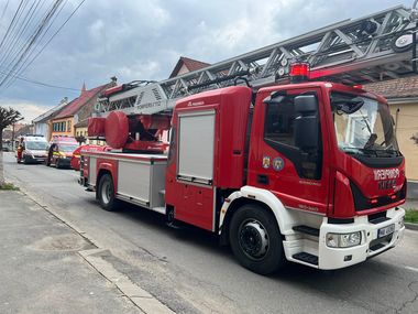 Sibiu: Trei copii, transportaţi la spital în urma unui incendiu care le-a cuprins locuinţa - FOTO