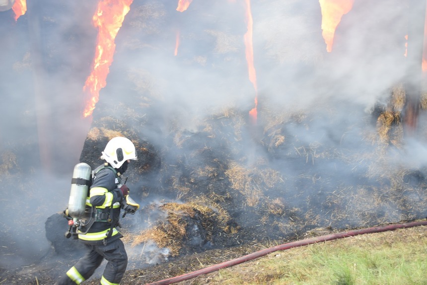 Vâlcea: Intervenţie de şapte ore a pompierilor pentru stingerea unui incendiu la o fermă - FOTO