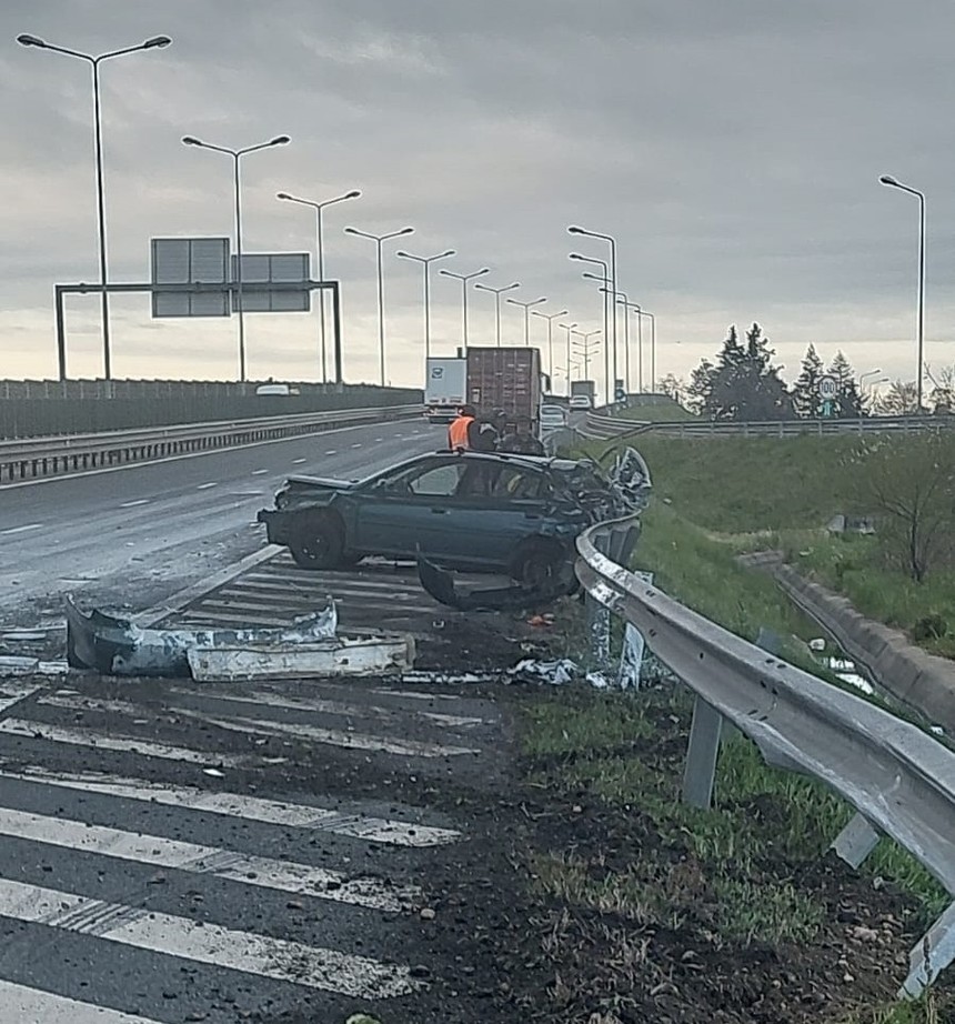 Accident pe autostradă, în Arad - o maşină a lovit parapetul marginal şi a acroşat un camion / Banda de urgenţă, pe sensul către Timişoara, închisă - FOTO