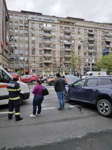 UPDATE - Accident cu două maşini în centrul Capitalei – O feţită de 2 luni şi un băiat de trei ani, pasageri într-unul dintre autoturisme, transportaţi la spital / Traficul a fost reluat – FOTO


