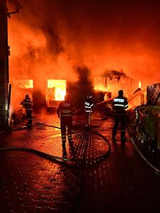 Puternic incendiu în judeţul Alba – Focul a cuprins o brutărie, un magazin şi două garaje / Încă se lucrează pentru îndepărtarea efectelor - FOTO

