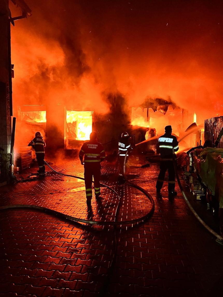 Puternic incendiu în judeţul Alba – Focul a cuprins o brutărie, un magazin şi două garaje / Încă se lucrează pentru îndepărtarea efectelor - FOTO

