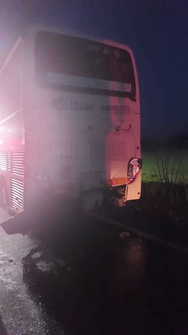Argeş – O maşină, un camion şi un autocar cu 15 pasageri, implicate în accident în judeţul Argeş / Nu sunt persoane încarcerate