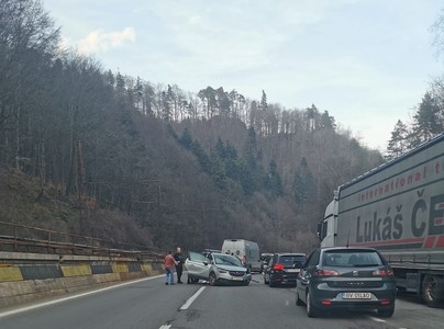 Braşov: Traficul pe DN 1, blocat la Timişul de Sus, în urma unui accident/ Primele date arată că sunt patru victime
