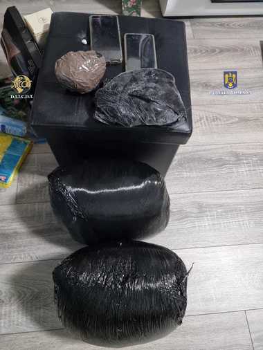 Teleorman: Patru persoane, arestate preventiv într-un dosar legat de aducerea în ţară şi comercializarea de cannabis şi cocaină/ Circa 20 de kilograme de cannabis şi aproximativ un kilogram de cocaină, găsite la percheziţii - FOTO
