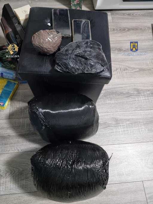 Teleorman: Patru persoane, arestate preventiv într-un dosar legat de aducerea în ţară şi comercializarea de cannabis şi cocaină/ Circa 20 de kilograme de cannabis şi aproximativ un kilogram de cocaină, găsite la percheziţii - FOTO