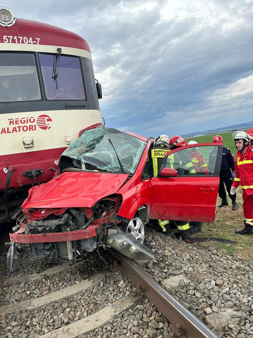 Braşov: Un bărbat şi un tânăr de 18 ani, răniţi după ce autoturismul în care se aflau a fost lovit de un tren - FOTO