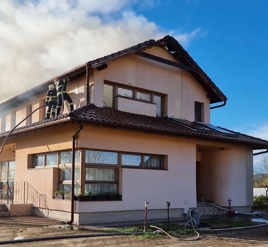 Incendiu la o pensiune din Arad/ Acoperişul a fost cuprins de flăcări, pagubele materiale fiind semnificative