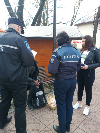 Campanie de prevenire a furturilor la IPJ Suceava: Metoda ,,îmbrăţişării" reprezintă un mod de acţiune facil şi rapid. Când actul infracţional în sine este asezonat şi cu puţin sentiment pasional...prejudiciul este cu siguranţă produs