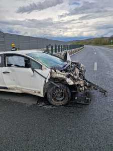 Accident pe autostrada A1, între Lugoj şi Deva / O femeie a intrat cu maşina în parapetul de protecţie



