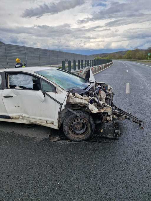 Accident pe autostrada A1, între Lugoj şi Deva / O femeie a intrat cu maşina în parapetul de protecţie



