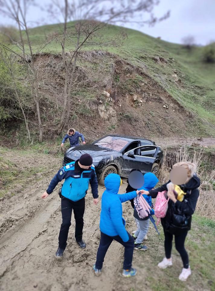 Buzău: O familie cu trei copii a fost salvată după ce a rămas blocată cu autoturismul în noroi, pe un drum forestier - FOTO, VIDEO